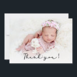 Tarjeta de agradecimiento de foto de bebé recién n<br><div class="desc">Tarjeta de anuncio de nacimiento de bebé recién nacido con foto de guión manuscrito minimalista moderno simple. Características un bonito texto de "gracias" en una superposición de foto de letra a mano. Mensaje personal pre-hecho en el dorso en blanco y negro. Neutro en cuanto al género, excelente para niña o...</div>