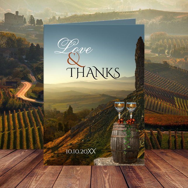 Tarjeta de agradecimiento de foto de boda con vino (Wedding Thank You card showing two wine glasses and grapes on a wine barrel overlooking a vineyard)