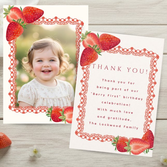 Tarjeta de agradecimiento de foto de cumpleaños co (Red Lace Berry First Birthday Photo Thank You Card)