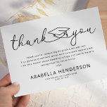 Tarjeta de agradecimiento de graduación moderna<br><div class="desc">¡Gracias a tu familia y amigos por su amor y apoyo con una elegante tarjeta de agradecimiento de graduación! Con un sencillo fondo blanco y nítido con las palabras "gracias" en un tipo de letra de escritura moderno que incorpora un gorro de mortero, tu tarjeta incluirá el nombre del graduado,...</div>