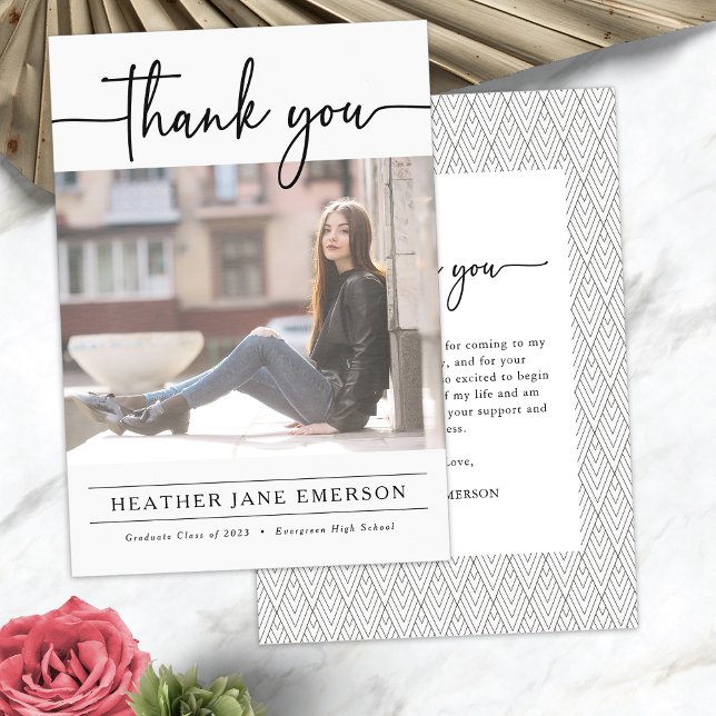 Tarjeta de agradecimiento de graduación moderna (Modern Photo Graduation Thank You Card by Painted Paperie
)