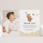 Tarjeta de agradecimiento de Honey Bear First Bee<br><div class="desc">Una tarjeta de agradecimiento fotográfico con un oso dulce con un diseño de globo crema, con abejas y panecillos a su alrededor. ¡Perfecto para tu primer fiesta de abejas con temática de oso! Puede cambiar el número 1 del globo a cualquier número y editar el resto del texto, o eliminar...</div>