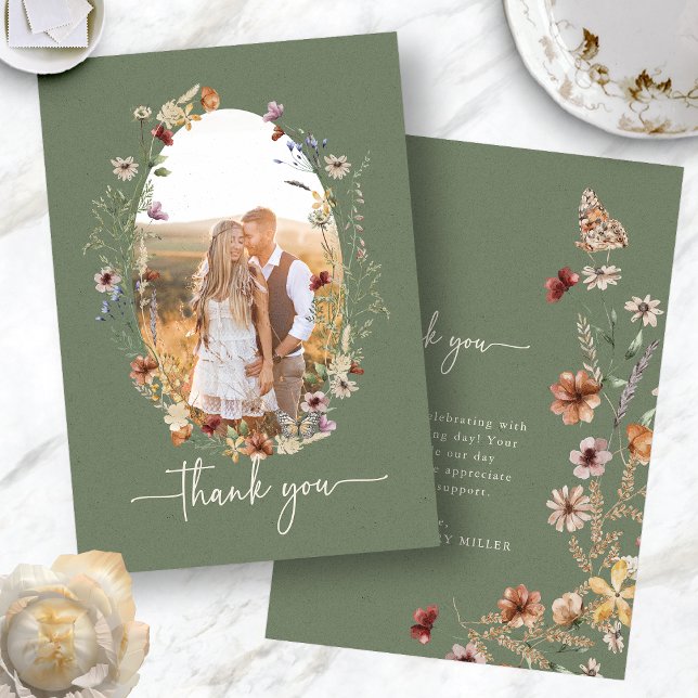 Tarjeta de agradecimiento de la foto de Boho Sage (Boho Sage Green Wildflower Photo Thank You Card with Butterfly by Painted Paperie
)