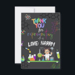 Tarjeta de agradecimiento de Mad Science Birthday<br><div class="desc">Sorprenda a sus invitados con esta colorida fiesta de cumpleaños de la ciencia, tarjeta de agradecimiento con elementos científicos como herramientas experimentales y un científico haciendo un experimento. Simplemente agregue el nombre de su hijo en esta plantilla fácil de usar para convertirlo en una etiqueta de agradecimiento única o una...</div>