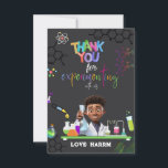 Tarjeta de agradecimiento de Mad Science Birthday<br><div class="desc">Sorprenda a sus invitados con esta colorida fiesta de cumpleaños de la ciencia, tarjeta de agradecimiento con elementos científicos como herramientas experimentales y un científico haciendo un experimento. Simplemente agregue el nombre de su hijo en esta plantilla fácil de usar para convertirlo en una etiqueta de agradecimiento única o una...</div>