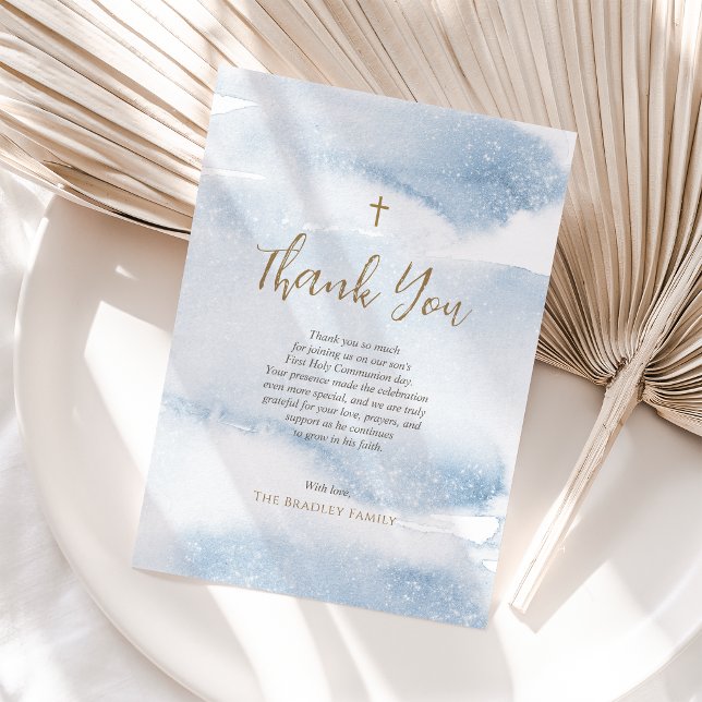 Tarjeta de agradecimiento de Primera Comunión para (Dusty Blue Watercolor Boy First Communion Thank You Card)