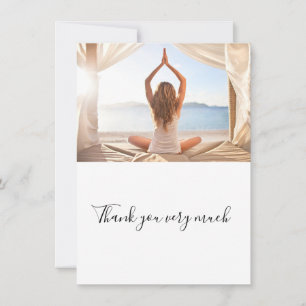 Tarjeta de agradecimiento de yoga   Mujer posando 