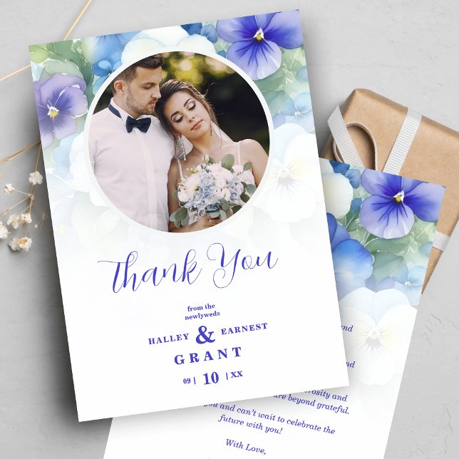 Tarjeta De Agradecimiento Delicada imagen de tonos azules florales clásicos  (Delicate Romantic Modern Classic Floral Blue Shades Photo Thank You Card with Envelope.)