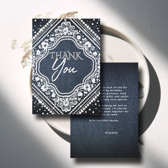Tarjeta De Agradecimiento Denim Pearls Lace Elegante Moderno 50 cumpleaños (denim diamonds pearls thank you card blue white calligraphy modern classy chic)