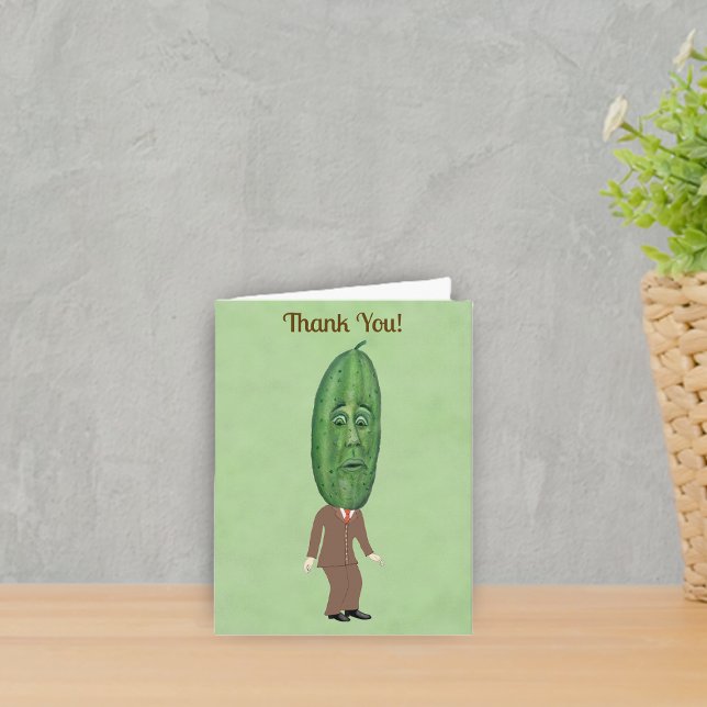 Tarjeta De Agradecimiento Divertido Señor Cabeza de Pollo, hombre marrón, de (Fun Mr Pickle head man with a face wearing a brown suit on a green Thank You card.)