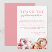 Dos dulces Chicas de donut rosados segundo cumplea