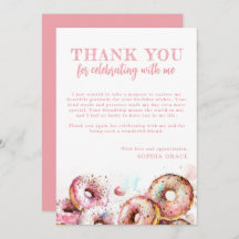 Dos dulces Chicas de donut rosados segundo cumplea