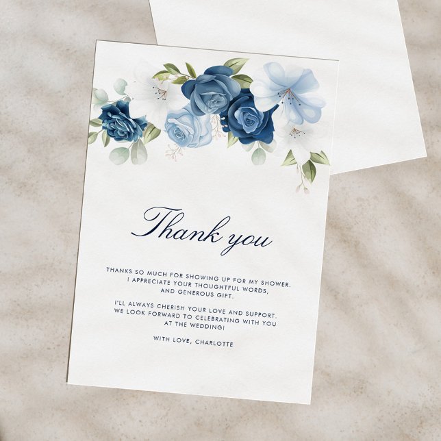 Tarjeta De Agradecimiento Ducha nupcial Dusty Blue Floral (Dusty Blue Floral Bridal Shower Thank You Vertical)