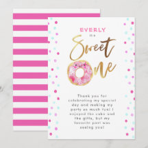 Dulce fiesta de cumpleaños de un donut rosado