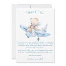 Dulce oso de peluche en un avión