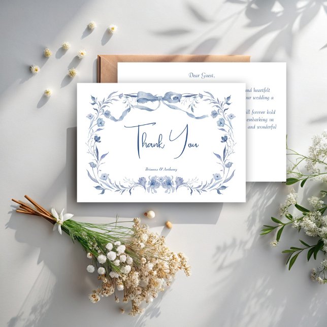 Tarjeta De Agradecimiento Duste lazo de vegetación floral azul elegante boda (Dusty blue floral woodlands greenery ribbon bow elegant wedding thank you cards)