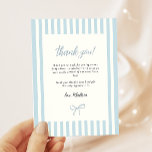 Tarjeta De Agradecimiento Dusty Blue Elegant Bow Boy Baby Shower<br><div class="desc">Elegante tarjeta de agradecimiento mínima para bebés con un patrón de rayas azul y blanco polvoriento y un lindo arco.</div>