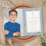 Tarjeta De Agradecimiento Dusty Blue First Holy Communia Greenery Photo<br><div class="desc">Duste color de agua azul característico del oro azul turbio la primera foto de la comunión sagrada del niño. Personalice con su foto especial y gracias mensaje con letras de oro modernas. Diseñado por Thisisnotme©</div>