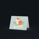 Tarjeta De Agradecimiento El Fox dulce del arbolado le agradece<br><div class="desc">Un pequeño zorro precioso del bebé nestled todo cómodamente en una cama de hojas y de ramas en este ilustracion dulce fijado contra un fondo verde azulado suave.</div>