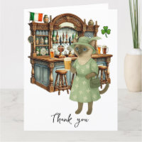 El gato está bebiendo cerveza en el pub irlandés
