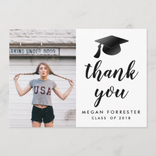 Tarjeta De Agradecimiento El gorra negro de la graduación le agradece foto