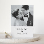 Tarjeta De Agradecimiento Elegancia moderna Boda de tipografía negra gracias<br><div class="desc">Elegancia moderna Tarjeta de agradecimiento al Boda de la tipografía negra | Envíe gracias a la familia y amigos por ser parte de su día especial con esta tarjeta de agradecimiento de boda de personalizable. Presenta una tipografía minimalista con ilustracion cardíaco. Presenta tu foto boda favorita delante de la tarjeta...</div>