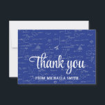 Tarjeta De Agradecimiento Elegante alfabeto azul Mathematics Formulas<br><div class="desc">Tarjeta de agradecimiento de graduación simple pero elegante con un precioso guión y un fondo de fórmulas y ecuaciones matemáticas en azul y blanco real. Perfecto para graduados de matemáticas e ingeniería. Ilustrado y diseñado por Patricia Álvarez.</div>