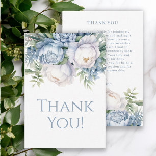 Tarjeta De Agradecimiento Elegante azul polvoriento y blanco floral Cumpleañ