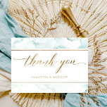 Tarjeta De Agradecimiento Elegante azul turquesa, azul turquesa y acuarela v<br><div class="desc">Elegante tarjeta de agradecimiento con delicado fondo acuático en una combinación de azul polvoriento, turquesa, agua y tonos verde suave. "Gracias" frase en caligrafía escrita a mano moderna de oro. Elegantes elementos dorados. Añade tu mensaje en la parte de atrás o deja las secciones de texto en vacío para escribir...</div>