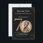 Tarjeta De Agradecimiento Elegante Black Gold Photo 70th Birthday Party<br><div class="desc">Elegante tarjeta de agradecimiento por la fiesta de cumpleaños 70 de Black Gold Photo. Invitación especial de celebración de cumpleaños elegantemente diseñada, que incluye una foto personalizado de la persona de cumpleaños y caligrafía de escritura con elementos florecientes de época. Lo suficientemente sencillo para adaptarse a una variedad de temas...</div>