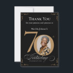 Tarjeta De Agradecimiento Elegante Black Gold Photo 70th Birthday Party<br><div class="desc">Elegante tarjeta de agradecimiento por la fiesta de cumpleaños 70 de Black Gold Photo. Invitación especial de celebración de cumpleaños elegantemente diseñada, que incluye una foto personalizado de la persona de cumpleaños y caligrafía de escritura con elementos florecientes de época. Lo suficientemente sencillo para adaptarse a una variedad de temas...</div>
