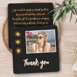 Tarjeta De Agradecimiento Elegante Black Gold Sun Photo Birthday<br><div class="desc">Elegante tarjeta de agradecimiento de cumpleaños con foto de Black Gold Sun. Cartel de agradecimiento de la fiesta de cumpleaños con un elegante texto "Gracias" en un guión moderno y dibujos solares dorados y sencillos. Añade tu foto y personalizar todo el texto.</div>