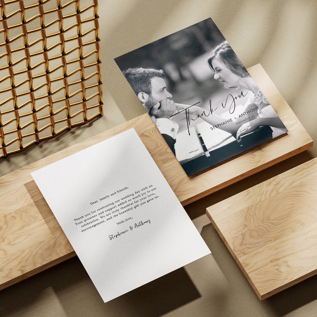 Tarjeta De Agradecimiento Elegante Boda de fotografía cursiva negra con tarj (Elegant Black Cursive Photo Personalized Wedding Thank You Card)