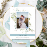 Tarjeta De Agradecimiento Elegante Boda de verde fotográfico, azul húmedo<br><div class="desc">Elegante boda de fotos gracias tarjeta plana con exquisito color de agua que muestra su imagen. Mensaje de agradecimiento con una franja azul. De vuelta con un hermoso monograma de vegetación con iniciales de parejas. Posibilidad de recibir tarjetas con su propio mensaje impreso en la parte posterior o de borrar...</div>