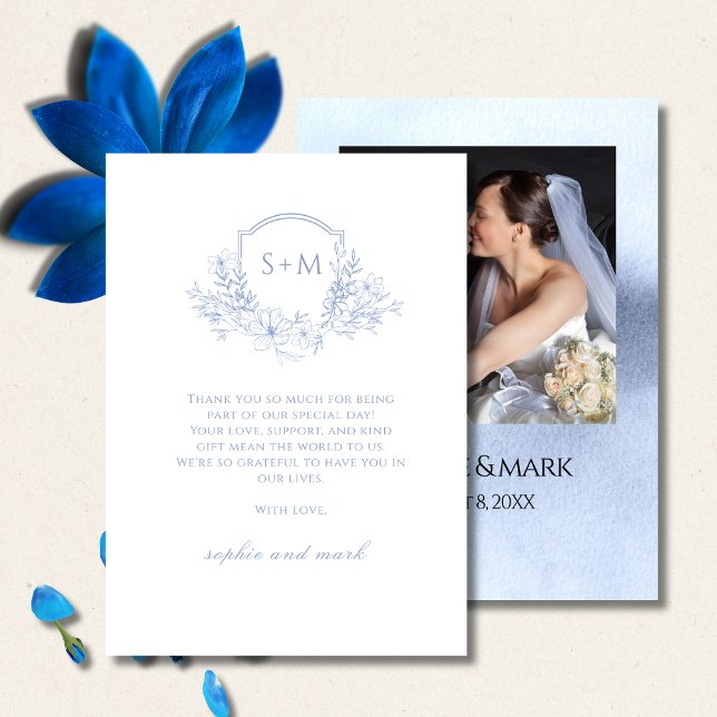 Tarjeta De Agradecimiento Elegante Boda Escudo de Monograma Floral Azul Dust (Subido por el creador)