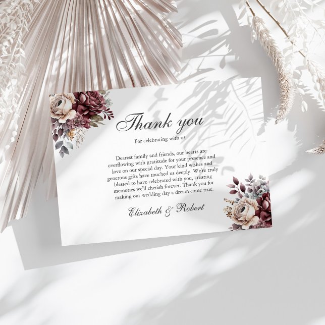 Tarjeta De Agradecimiento Elegante Boda Floral Borgoña Boho (Elegant Burgundy Boho Floral Wedding Thank You Card on a sunny table with boho white botanicals)