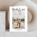 Tarjeta De Agradecimiento Elegante Boda fotográfico de caligrafía cardíaca<br><div class="desc">Captura la esencia de tu día especial con nuestra exclusiva tarjeta de agradecimiento personalizada, pensada para recién casados. La portada muestra orgullosamente su foto elegida, acompañada por sus nombres en un estilo elegante y contemporáneo, y un sentido "Gracias" en escritura moderna, acentuado con un corazón lindo enclavado entre las palabras....</div>