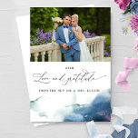Tarjeta De Agradecimiento Elegante Boda fotográfico de color celeste<br><div class="desc">Gracias a sus invitados con esta elegante foto de agradecimiento de Bodas con la frase "Amor y Gratitud" en delicada caligrafía escrita a mano. Diseño con dos plantillas de fotos una en la parte delantera y otra en la parte posterior. Capacidad de añadir en la parte posterior un mensaje "impreso"...</div>