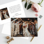 Tarjeta De Agradecimiento Elegante caligrafía foto de boda personalizada<br><div class="desc">Las tarjetas de agradecimiento boda horizontal plana cuentan con un diseño elegante y elegante de escritura de caligrafía en blanco y diseño superpuesto de texto. Personalice el frente con una foto favorita de la novia y el novio, así como un simple monograma sans serif de los nombres de la pareja....</div>