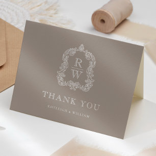 Tarjeta De Agradecimiento Elegante Cresta de Monograma Tostado para Boda