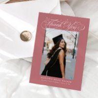 Elegante foto de graduación con letra script rosa