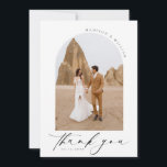 Tarjeta De Agradecimiento Elegante foto simple de Boda blanco y negro<br><div class="desc">Exprese su gratitud con nuestra elegante y sencilla tarjeta de agradecimiento a los Bodas en blanco y negro. Con una caligrafía elegante y su foto boda favorita en un diseño de arco moderno, esta tarjeta le da un toque de clase a su sincero agradecimiento. Personalizable fácil, es el toque final...</div>