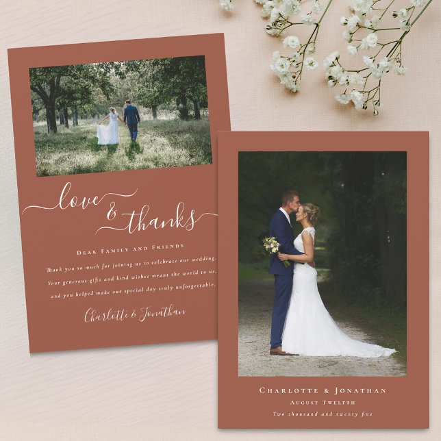 Tarjeta De Agradecimiento Elegante Gracias Boda 2 Foto Terracotta (Modern elegant calligraphy script love and thanks 2 photo wedding thank you terracotta flat card)