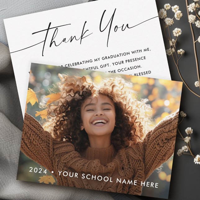 Tarjeta De Agradecimiento Elegante graduación de foto graduada en guion (Elegant script grad photo graduate graduation thank you card)