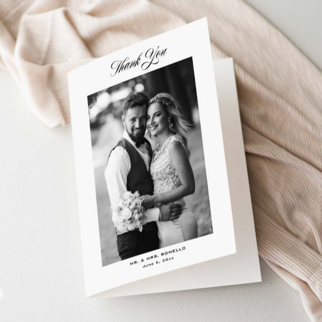 Tarjeta De Agradecimiento Elegante guión Boda plegado (Elegant black and white script minimal wedding photo thank you cards.)