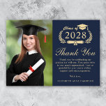 Tarjeta De Agradecimiento Elegante guión foto graduación de oro azul<br><div class="desc">Moderna tarjeta de agradecimiento para graduación azul oscuro con "Clase de" en un ilustracion dorado claro de corona laurel que incorpora un gorro de grado y diploma, una foto del graduado, "Gracias" en un elegante guión dorado claro, y un mensaje personalizado de agradecimiento y el nombre del grad en tipografía...</div>