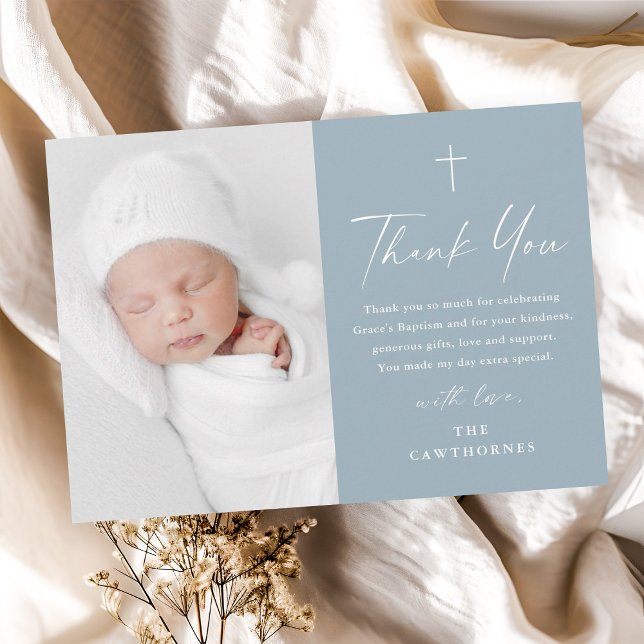 Tarjeta De Agradecimiento Elegante guión moderno Dusty Blue Photo Baptism (Modern elegant script dusty blue boys photo baptism thank you cad.)