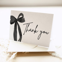 Tarjeta De Agradecimiento Elegante lazo negro moderno Ella está atando el nu