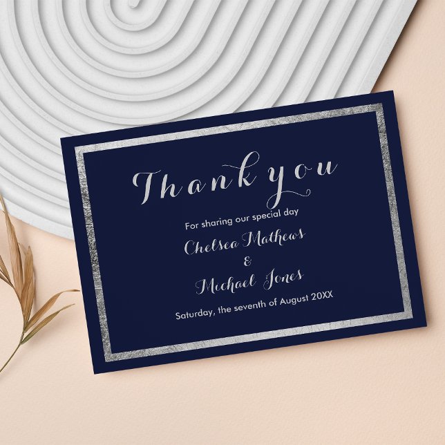 Tarjeta De Agradecimiento Elegante medalla de plata azul marino (Elegant modern navy blue faux silver Thank you)