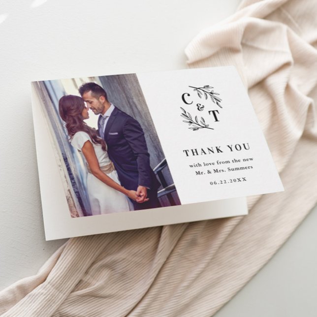 Tarjeta De Agradecimiento Elegante Monograma Boda blanco y negro (Elegant Monogram Greenery Leaves Wedding Photo Thank You Cards.)